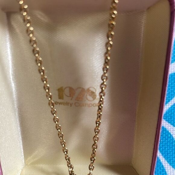 Gorgeous Vintage 1928 Gold Tone Oval Faux Pearl Pendant Necklace - Picture 6 of 7